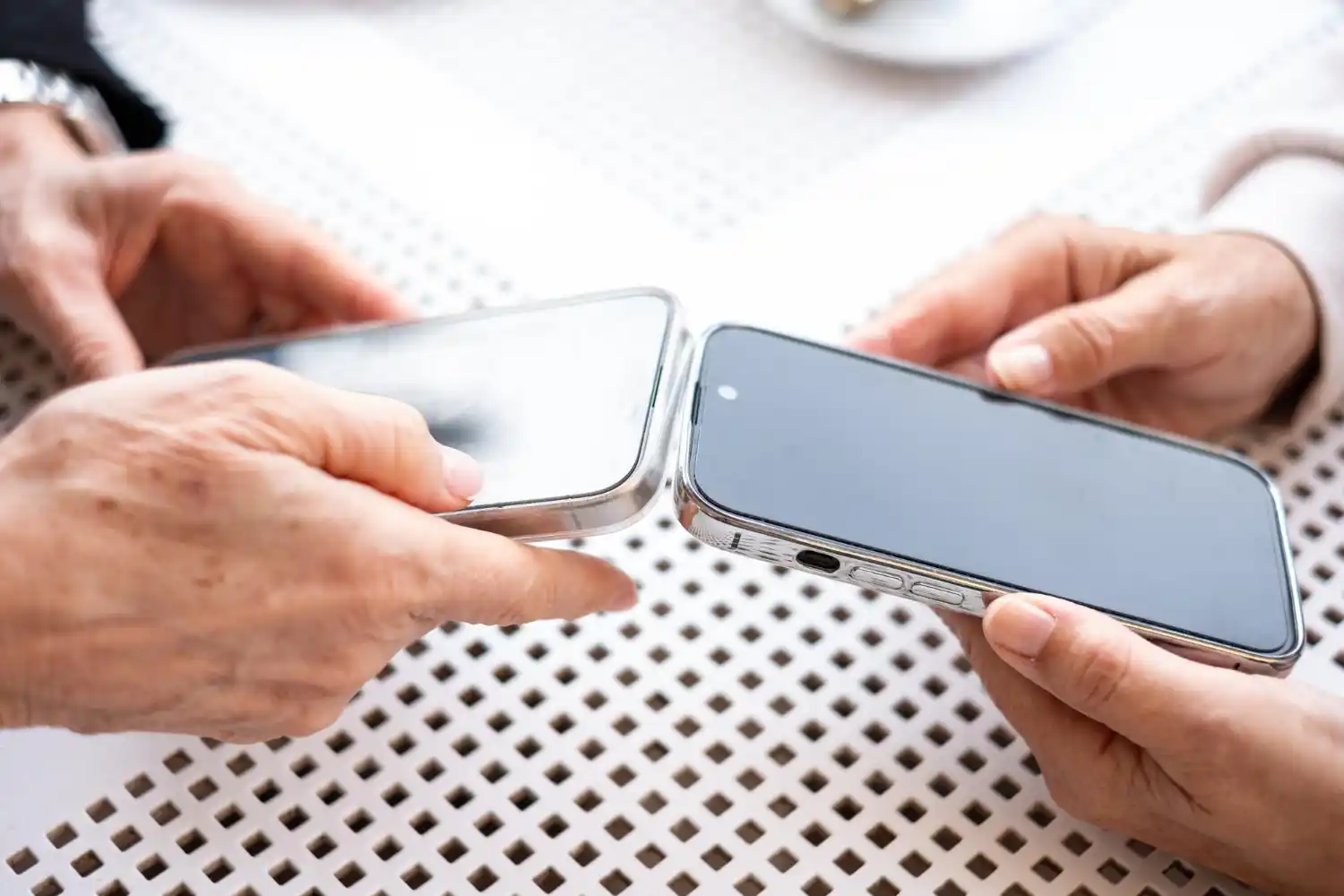 Instrukcja przenoszenia kontaktów, zdjęć, wiadomości i aplikacji między iPhonem a telefonem z Androidem